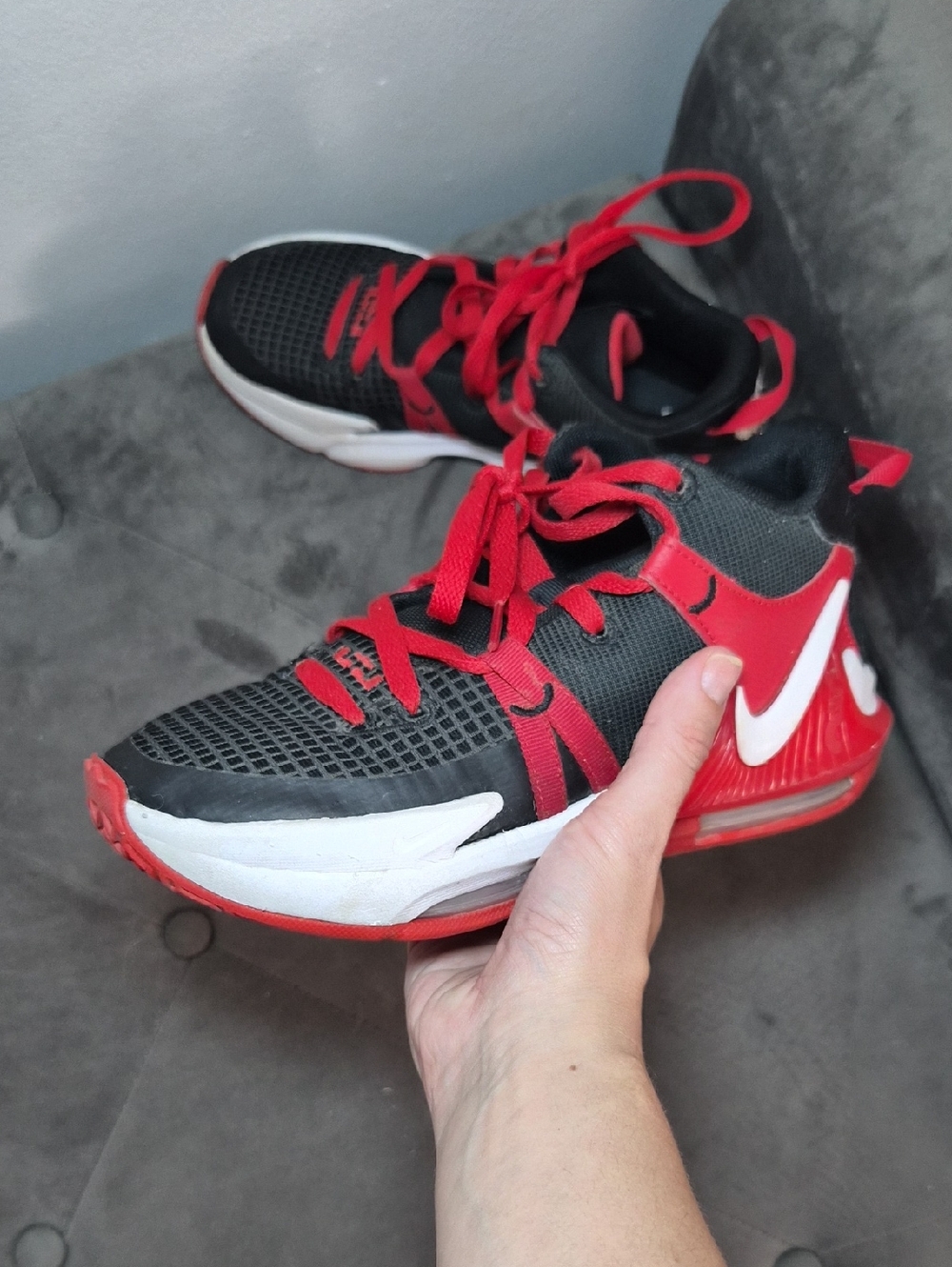 Nike LeBron Witness 7 Basketball Sneakers 4Youth Womens 5.5